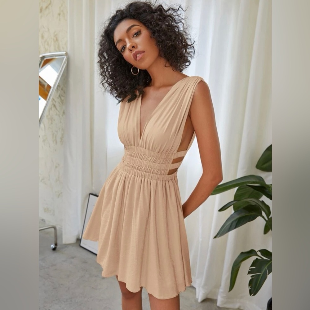 NWOT Plunging Neck Cutout Ruched Dress in Apricot - Size XS or 2